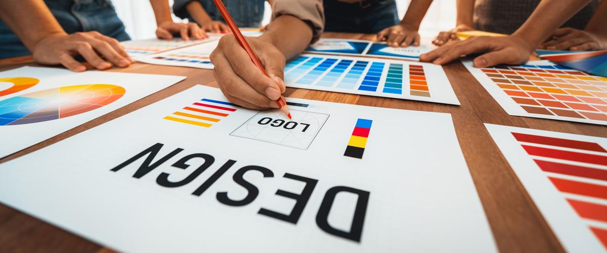 Studio grafico al lavoro sull'immagine coordinata di un'azienda a Como e Mariano Comense